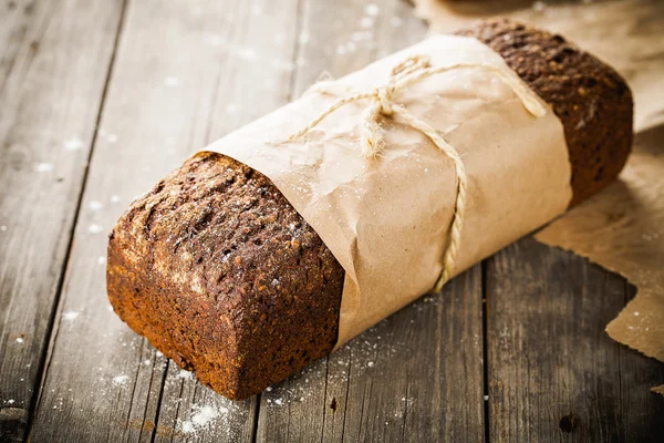 Brot in Papier gewickelt — Stockfoto