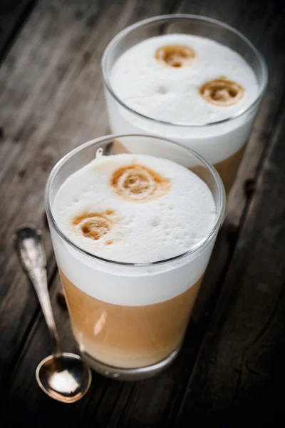 Två glas latte — Stockfoto