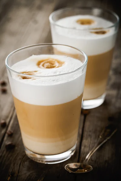 Två glas latte — Stockfoto