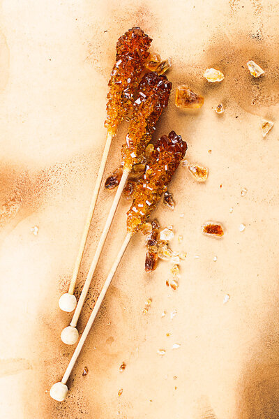 три сахарных палочки на старом средневековом бумажном фоне
