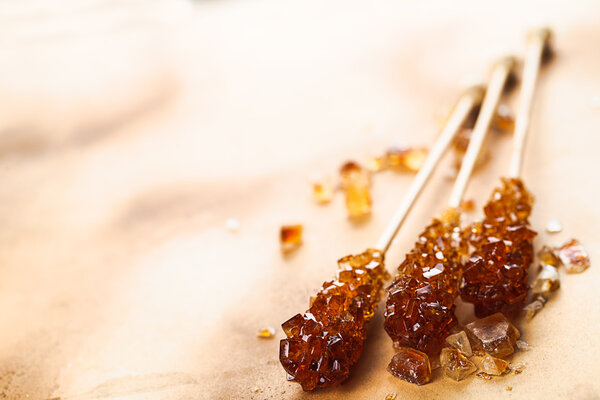 три сахарных палочки на старом средневековом бумажном фоне
