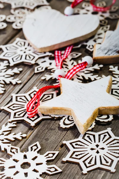 Witte houten ster en heartand houten sneeuwvlok — Stockfoto