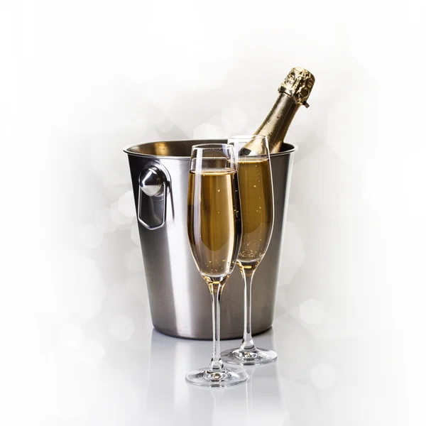 Champagnefles in emmer met glazen van champagne — Stockfoto