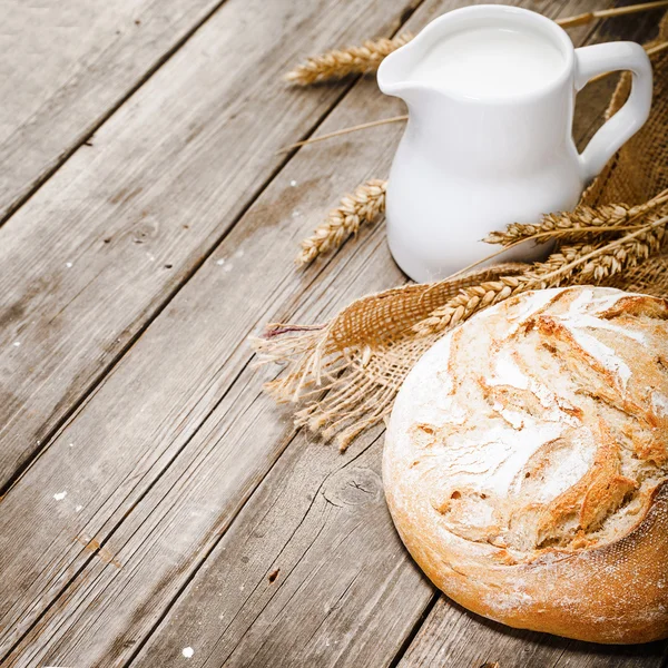 Milch und Brot — Stockfoto