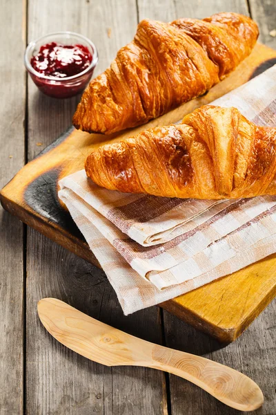 Färska bakade croissanter — Stockfoto