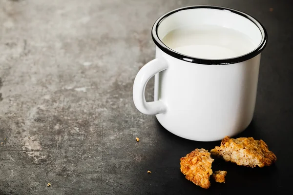 Leche y galletas de chispas de chocolate — Stockfoto