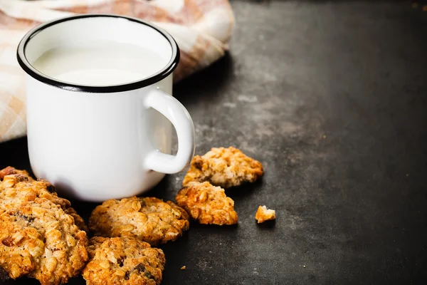 Chocolate chip cookie och mjölk — Stockfoto