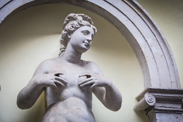 Statue féminine de l'Abondance — Photo