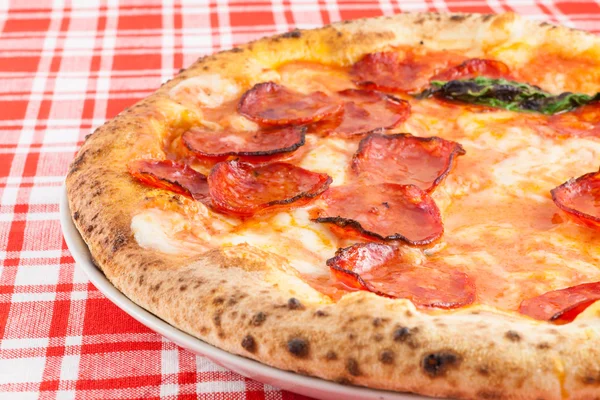 Pizza Diavola italiana de verdad —  Fotos de Stock