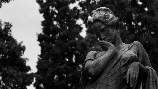 Estátua do velho cemitério — Fotografia de Stock