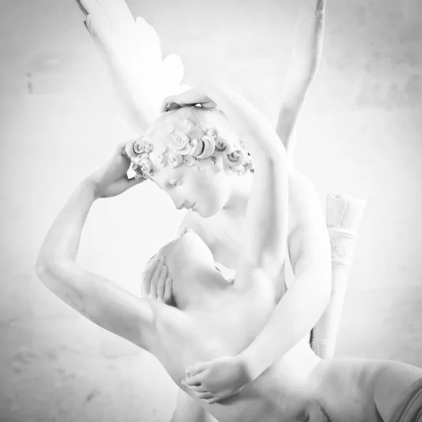 Psyche revived by Cupid kiss — Stock Photo, Image