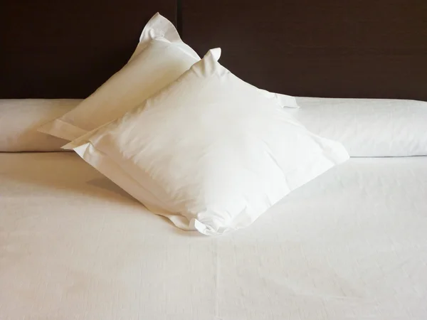 Tatlı rüyalar işlemeli yastıklar üzerinde — Stok fotoğraf