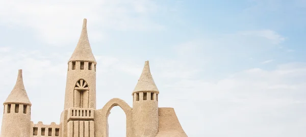 Песчаный замок на фоне неба — стоковое фото