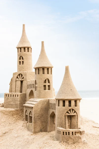 Gran castillo de arena en la playa durante un día de verano — Foto de Stock