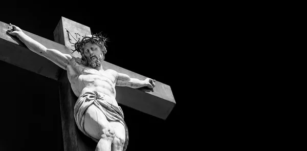 Crucifix sur fond noir — Photo