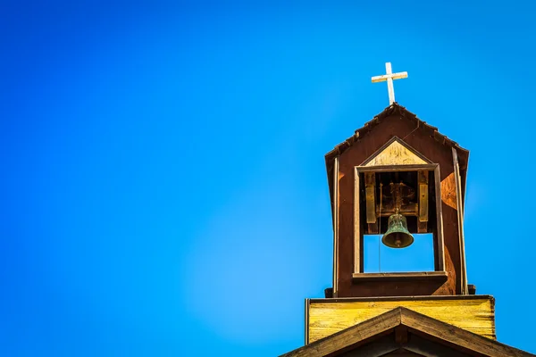 Antigua campana en la cima de una iglesia cristiana en el sur de España . — Foto de Stock