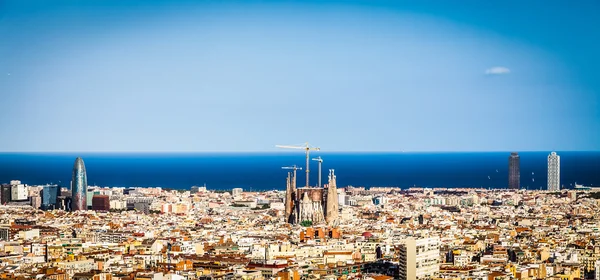 Barcelona - Espanha. Céu azul maravilhoso durante um dia ensolarado na cidade, com vista para a Sagrada Família . — Fotografia de Stock