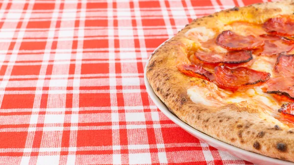 진짜 이탈리아 피자 Diavola — 스톡 사진