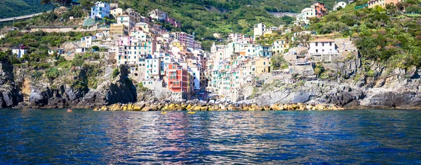 Riomaggiore alle Cinque Terre - Estate 2016 - vista dal — Foto Stock