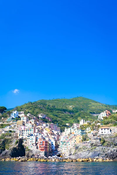 Riomaggiore em Cinque Terre, Itália - Verão 2016 - vista do — Fotografia de Stock