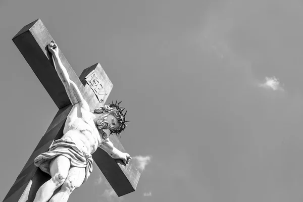 Crucifixo sobre cinza — Fotografia de Stock