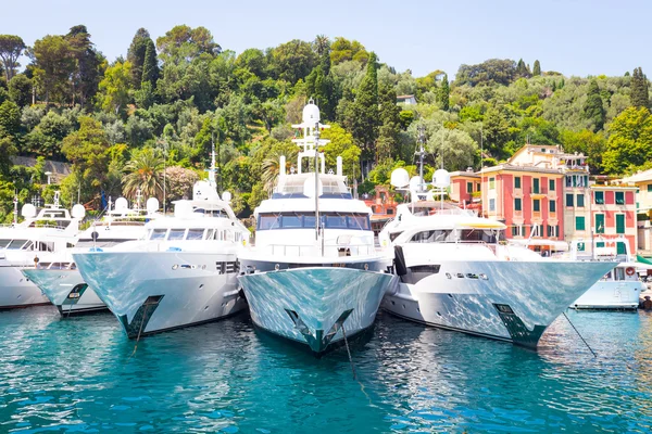 Portofino, Italien - Sommer 2016 - drei Luxusjachten — Stockfoto