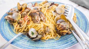 Gerçek spagetti alle vongole Napoli, İtalya