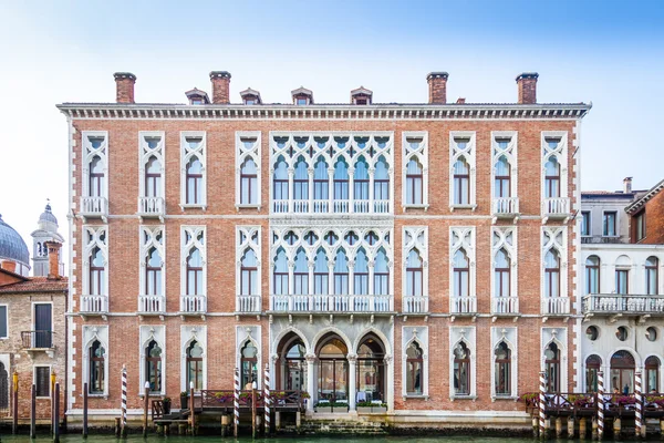 Fachada veneciana del palacio de 300 años del Canal Grande —  Fotos de Stock