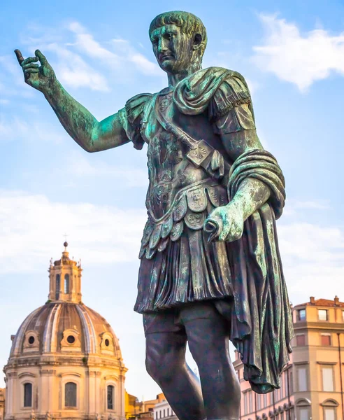 意大利 2020年8月1日 凯撒皇帝塑像 青铜制成 自然日出光 企业管理和权威的古老榜样 — 图库照片