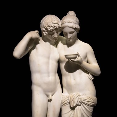 Milan, İtalya - Haziran 2020. Bertel Thorvaldsen 'in başyapıtı Cupid ve Psyche (Amore e Psiche, 1861), ebedi aşkın sembolü..