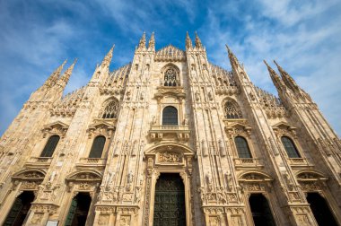 Milan Katedrali (Duomo di Milano) metin için kopyalama alanı ile. Mavi gökyüzü arkaplanı ve günbatımı ışığı.