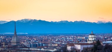 TURIN, İtalya - CIRCA AĞUSTOS 2020: günbatımında ufuk çizgisi olan panoramik manzara. Arka planda harika Alpler.