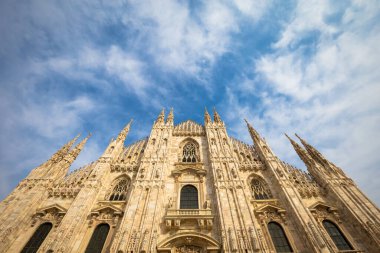 Milan Katedrali (Duomo di Milano) metin için kopyalama alanı ile. Mavi gökyüzü arkaplanı ve günbatımı ışığı.