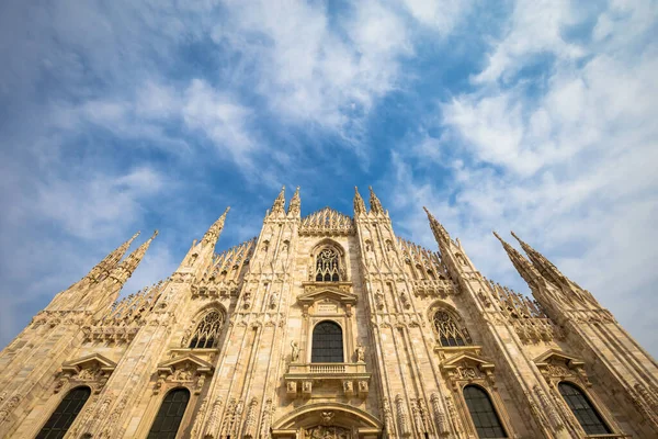 밀라노 대성당 Duomo Milano 텍스트 밀라노 대성당이다 — 스톡 사진