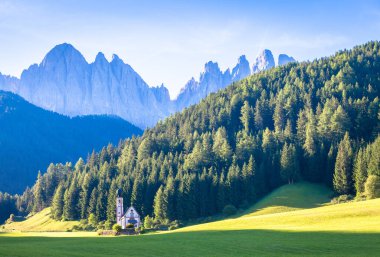 Dolomitler Dağı, İtalya. Ranui 'deki küçük St. John kilisesi manzaralı..