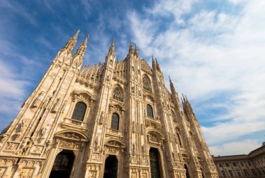 Milan Katedrali (Duomo di Milano) metin için kopyalama alanı ile. Mavi gökyüzü arkaplanı ve günbatımı ışığı.