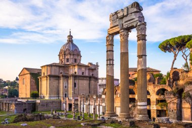 ROME, ITALY - CIRCA AĞUSTOS 2020: Roma antik mimarisinde mavi gökyüzü ile gün doğumu ışığı.