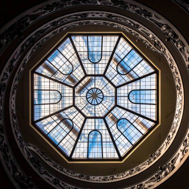 Roma, İtalya - CIRCA SEPTEMBER 2020: 1932 'de Giuseppe Momo tarafından yapılmış çift sarmallı meşhur spiral merdiven. Vatikan Müzesi.