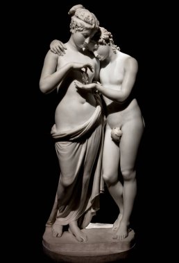 MİLAN, İtalya - Haziran 2020. Antonio Canova 'nın başyapıtı Cupid ve Psyche (Amore e psiche, 1797), sonsuz aşkın sembolü. Ruh Eros 'un sol elini kaldırır ve avucuna bir kelebek yerleştirir. Kelebek ruhunu sembolize eder. 