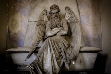 GENOA, İtalya - Haziran 2020: Hıristiyan Katolik mezarlığındaki antik melek heykeli (1900 yılından itibaren mermer) - İtalya