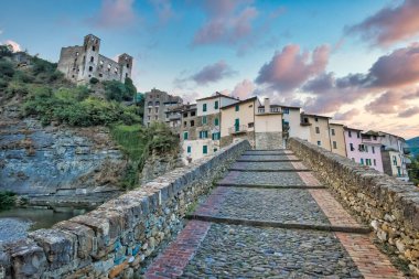 DOLCEACQUA, ITALY - CIRCA AĞUSTOS 2020: Taşlardan yapılmış antik Roma köprüsü ve kalesi ile Dolceacqua panoraması