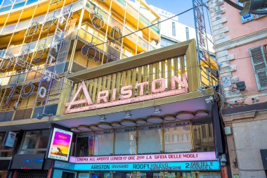 SANREMO, İtalya - CIRCA AĞUSTOS 2020: Sanremo Ariston Tiyatrosu 'nun ayrıntılı görüntüsü. Burası ünlü şarkı festivali mekanı..