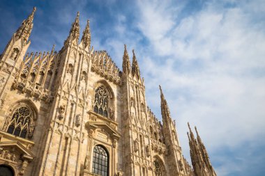Milan Katedrali (Duomo di Milano) metin için kopyalama alanı ile. Mavi gökyüzü arkaplanı ve günbatımı ışığı.