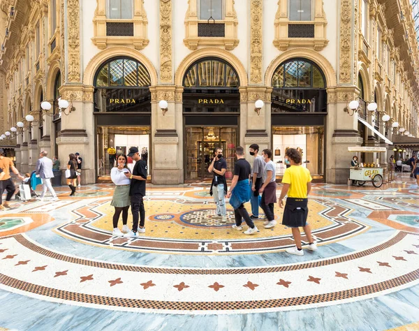 意大利 Circa 2020年9月 在Vittorio Emanuale的画廊购买时装 人们走在一家著名的奢侈品精品店前 — 图库照片