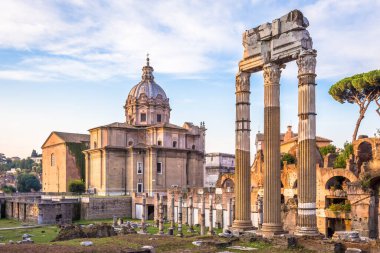 ROME, ITALY - CIRCA AĞUSTOS 2020: Roma antik mimarisinde mavi gökyüzü ile gün doğumu ışığı.