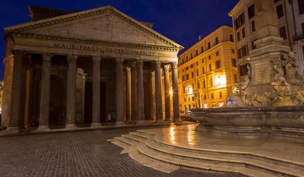Roma, İtalya - CIRCA AĞUSTOS 2020: Geceleyin aydınlatılmış Pantheon. İtalya 'nın en ünlü tarihi simgelerinden biri..