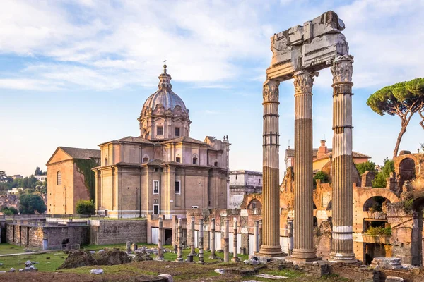 意大利 Circa August 2020 罗马古代建筑上的日出光与蓝天 — 图库照片