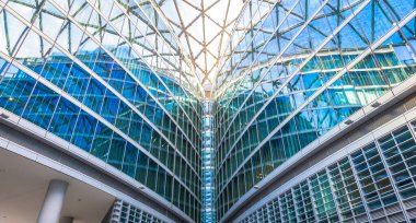 MILAN, ITALY - CIRCA SEPTEMBER 2020: Milano şehir merkezinde, Lombardia (Lombardiya) Bölgesi İtalya 'nın en ünlü modern gökdelenlerinden biridir.