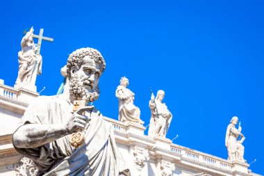 Aziz Peter heykelinin ayrıntıları Roma, İtalya - Vatikan 'daki Aziz Peter Katedrali girişinin önünde.