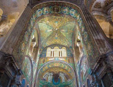 RAVENNA, İtalya - CIRCA AĞUSTOS 2020: Saint Vitale Bazilikası 'ndaki tarihi Bizans mozaiği